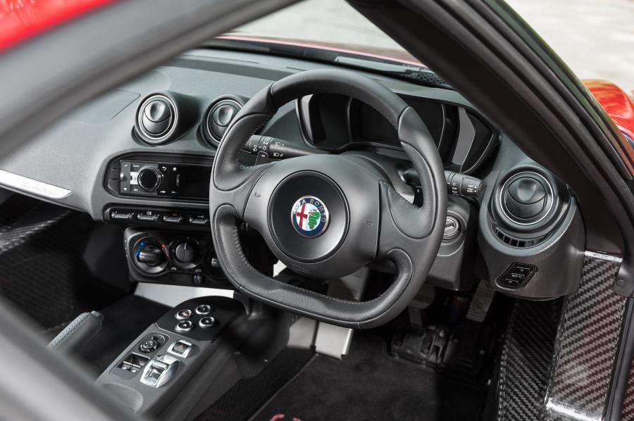  Alfa Romeo 4C 2014 года  (UK) (фото 16 из 24)